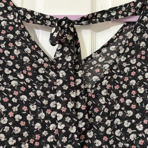 4 for $20 SALE! Black flowy sheer blouse with tie back Size L - Picture 2 of 4